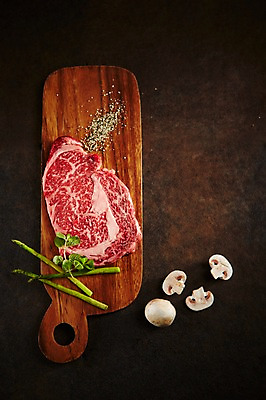 포토 JPG 스튜디오촬영 식재료 실내 사람없음 하이앵글 소고기 허브 아스파라거스 양송이 꽃등심 나무도마 마블링 플랫레이 국내포토 식물 뷰포인트 채소 도마 육류 내부 목재 버섯 플랫 파일형식