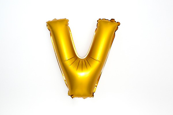 포토 JPG 스튜디오촬영 문자 알파벳 영어 기념일 대문자 누끼 이벤트 사람없음 파티 금색 파티용품 V 풍선 헬륨 국내포토 컬러 실내 원소 이벤트용품 파일형식