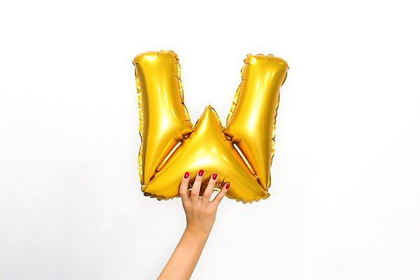 포토 JPG 스튜디오촬영 문자 손 알파벳 영어 기념일 대문자 누끼 이벤트 신체부위 파티 파티용품 풍선 W 헬륨 국내포토 실내 사람 원소 이벤트용품 파일형식