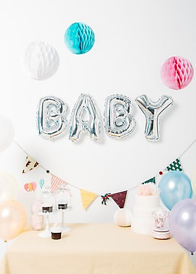 포토 JPG 스튜디오촬영 문자 알파벳 영어 기념일 백그라운드 대문자 이벤트 사람없음 장식 파티 케이크 은색 컵케이크 파티용품 풍선 헬륨 국내포토 컬러 디저트 실내 원소 이벤트용품 파일형식