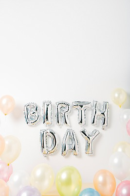 포토 JPG 스튜디오촬영 문자 알파벳 영어 기념일 백그라운드 대문자 이벤트 사람없음 파티 생일파티 생일 은색 파티용품 풍선 헬륨 국내포토 컬러 실내 원소 이벤트용품 파일형식