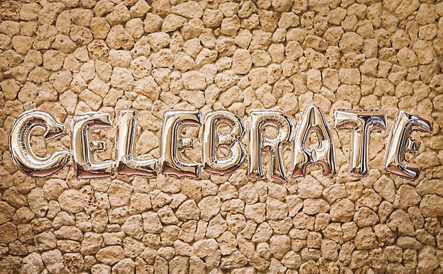 포토 JPG 문자 알파벳 영어 기념일 백그라운드 대문자 벽돌 이벤트 사람없음 파티 축하 은색 파티용품 풍선 헬륨 국내포토 컬러 컨셉 원소 이벤트용품 파일형식