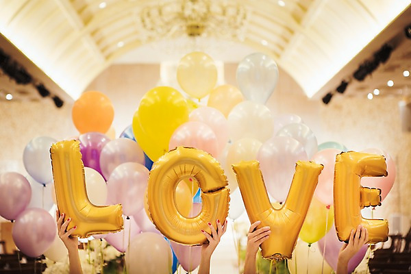 포토 JPG 문자 손 알파벳 영어 기념일 대문자 실내 사랑 이벤트 신체부위 파티 파티용품 풍선 예식장 헬륨 국내포토 감정 사람 내부 공간 원소 이벤트용품 파일형식