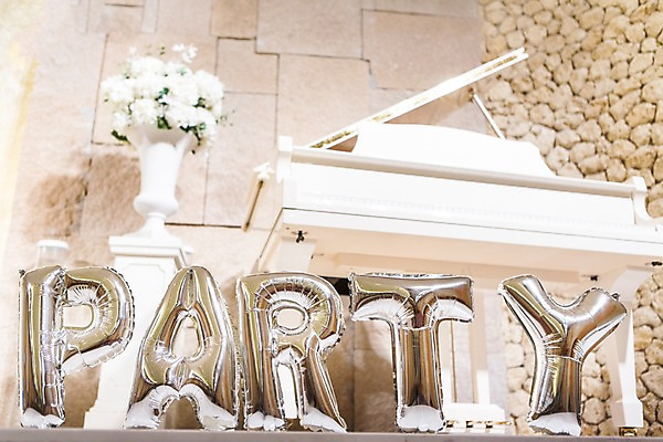 포토 JPG 문자 알파벳 영어 기념일 악기 대문자 실내 이벤트 사람없음 파티 꽃병 건반 파티용품 풍선 그랜드피아노 헬륨 국내포토 꽃 음악 내부 원소 피아노 이벤트용품 파일형식