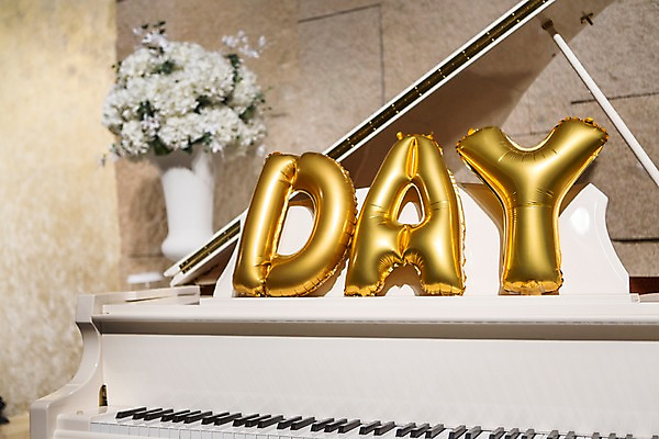 포토 JPG 문자 알파벳 영어 기념일 악기 대문자 실내 이벤트 사람없음 파티 꽃병 건반 파티용품 풍선 그랜드피아노 DAY 헬륨 국내포토 꽃 음악 내부 날짜 원소 피아노 이벤트용품 파일형식