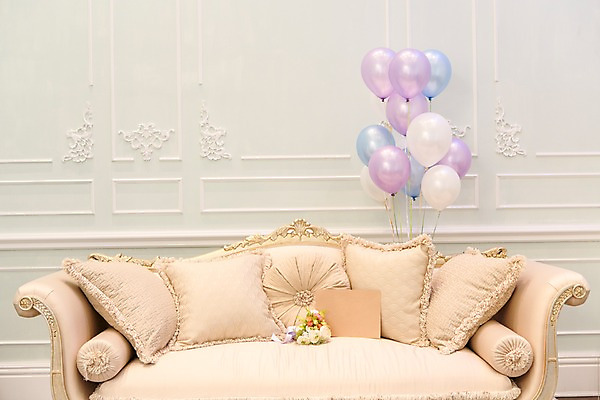 포토 JPG 기념일 꽃 백그라운드 쿠션 실내 사람없음 소파 파티 파티용품 풍선 헬륨 국내포토 식물 의자 이벤트 내부 원소 이벤트용품 파일형식