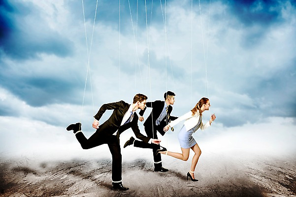 JPG 외국인 구름 편집이미지 여자 남자 비즈니스 하늘 성인 세명 달리기 비즈니스맨 비즈니스우먼 출발 합성 마리오네트 꼭두각시 편집실사 자연요소 인형 컨셉 모션 사람 인종 직장인 CG 파일형식