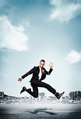 JPG 외국인 구름 편집이미지 남자 비즈니스 하늘 한명 빌딩 성인 점프 도시 비즈니스맨 합성 마리오네트 꼭두각시 편집실사 자연요소 1 인형 모션 사람 인종 건물 직장인 CG 파일형식