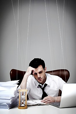 JPG 외국인 편집이미지 남자 비즈니스 성인 노트북 다이어리 비즈니스맨 모래시계 책상 고민 합성 업무과다 마리오네트 꼭두각시 편집실사 감정 모래 인형 시계 가구 사람 인종 전자제품 사무용품 업무 직장인 CG 파일형식