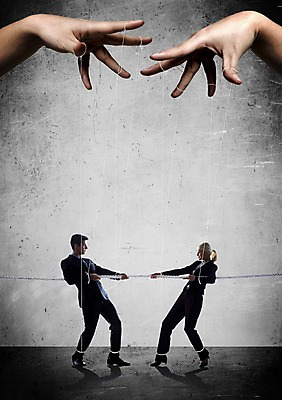 JPG 외국인 편집이미지 여자 남자 비즈니스 성인 두명 경쟁 비즈니스맨 비즈니스우먼 라이벌 합성 줄다리기 마리오네트 꼭두각시 편집실사 인형 컨셉 놀이 사람 인종 직장인 CG 파일형식