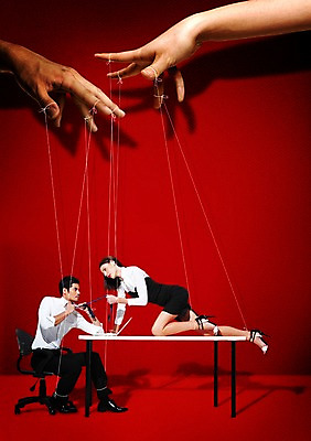 JPG 외국인 편집이미지 여자 남자 의자 비즈니스 넥타이 성인 두명 비즈니스맨 비즈니스우먼 유혹 책상 합성 마리오네트 꼭두각시 편집실사 잡화 인형 가구 컨셉 사람 인종 직장인 CG 파일형식