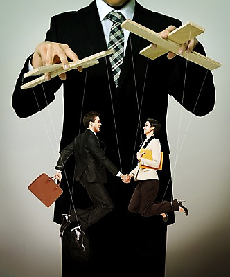 JPG 외국인 편집이미지 여자 남자 서류가방 비즈니스 협력 악수 성인 세명 비즈니스맨 비즈니스우먼 합성 마리오네트 꼭두각시 편집실사 인형 가방 사람 인종 손짓 직장인 CG 파일형식