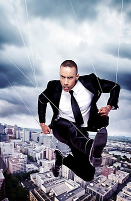 JPG 외국인 구름 편집이미지 남자 비즈니스 한명 빌딩 성인 달리기 도시 비즈니스맨 합성 마리오네트 꼭두각시 편집실사 자연요소 1 인형 모션 사람 인종 건물 직장인 CG 파일형식