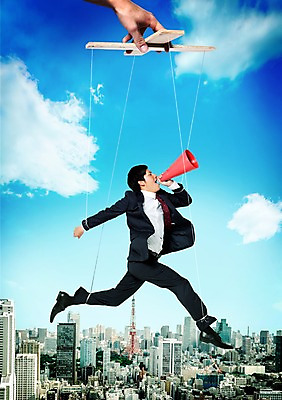 JPG 외국인 구름 편집이미지 남자 비즈니스 하늘 한명 빌딩 성인 점프 확성기 도시 비즈니스맨 일본인 합성 마리오네트 꼭두각시 편집실사 자연요소 1 인형 모션 사람 동양인 인종 건물 직장인 CG 파일형식