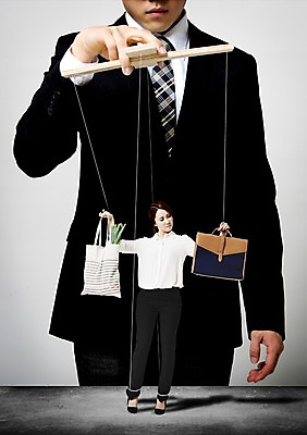 JPG 편집이미지 여자 남자 서류가방 비즈니스 성인 두명 한국인 비즈니스우먼 장바구니 합성 마리오네트 꼭두각시 편집실사 인형 가방 사람 동양인 쇼핑 바구니 직장인 CG 파일형식