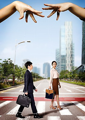 JPG 편집이미지 여자 남자 서류가방 비즈니스 빌딩 성인 두명 한국인 도시 비즈니스맨 비즈니스우먼 횡단보도 출근 합성 마리오네트 꼭두각시 편집실사 인형 가방 사람 동양인 건물 직장인 보행로 CG 출퇴근 파일형식