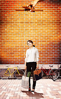 JPG 편집이미지 여자 서류가방 비즈니스 벽돌 한명 성인 자전거 한국인 비즈니스우먼 장바구니 합성 마리오네트 꼭두각시 편집실사 1 인형 가방 사람 동양인 쇼핑 바구니 바이크 직장인 CG 파일형식