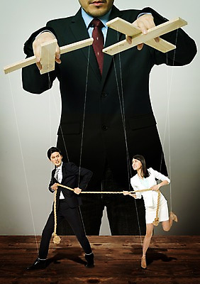 JPG 편집이미지 여자 남자 비즈니스 성인 세명 경쟁 한국인 비즈니스맨 비즈니스우먼 라이벌 합성 줄다리기 마리오네트 꼭두각시 편집실사 인형 컨셉 놀이 사람 동양인 직장인 CG 파일형식