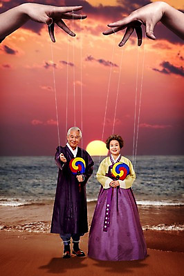 JPG 편집이미지 여자 노년 남자 바다 성인 해변 태양 노부부 한국인 부채 한복 합성 마리오네트 꼭두각시 편집실사 자연요소 한국전통 부부 인형 사람 동양인 전통의상 CG 파일형식