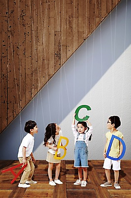 JPG 편집이미지 알파벳 여자 교육 남자 어린이 여러명 한국인 합성 마리오네트 꼭두각시 어린이만 편집실사 영어 인형 다수 사람 동양인 CG 파일형식