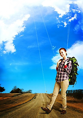 JPG 구름 편집이미지 여자 길 여행 배낭 하늘 한명 성인 한국인 배낭여행 합성 마리오네트 꼭두각시 편집실사 자연요소 1 인형 가방 사람 동양인 CG 파일형식