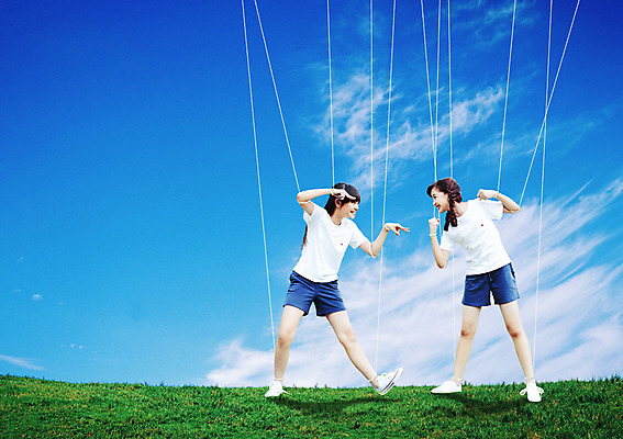 JPG 외국인 구름 편집이미지 여자 청소년 하늘 잔디 두명 운동복 합성 체육시간 마리오네트 꼭두각시 편집실사 자연요소 식물 옷 인형 수업 사람 인종 CG 파일형식