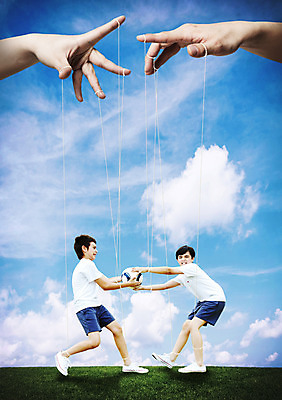 JPG 외국인 구름 편집이미지 남자 축구공 청소년 하늘 잔디 두명 운동복 경쟁 라이벌 합성 체육시간 마리오네트 꼭두각시 편집실사 자연요소 식물 옷 인형 컨셉 공 축구용품 수업 사람 인종 CG 파일형식