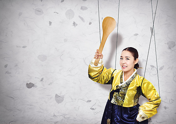 JPG 편집이미지 여자 성인 한국인 한복 한지 합성 마리오네트 한지배경 꼭두각시 나무주걱 편집실사 한국전통 종이 인형 백그라운드 사람 동양인 목재 전통의상 CG 주걱 파일형식