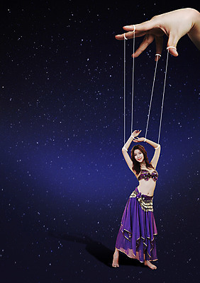 JPG 편집이미지 여자 밤하늘 한명 성인 한국인 합성 마리오네트 꼭두각시 밸리 밸리댄서 밸리댄스 밸리댄스복 편집실사 1 인형 하늘 사람 동양인 춤 야간 CG 파일형식