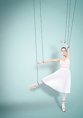 JPG 외국인 편집이미지 여자 한명 성인 댄서 춤 발레 발레리나 합성 발레복 마리오네트 발레동작 꼭두각시 무용복 발레옷 편집실사 직업 1 옷 인형 포즈 문화예술 사람 인종 CG 파일형식