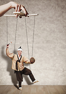 JPG 편집이미지 남자 한명 성인 한국인 한복 한지 합성 꽹과리 마리오네트 한지배경 꼭두각시 꽹과리채 편집실사 1 한국전통 종이 인형 백그라운드 타악기 국악기 사람 동양인 전통의상 CG 파일형식