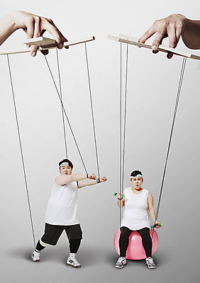 JPG 편집이미지 여자 남자 다이어트 성인 두명 운동 아령 한국인 짐볼 합성 마리오네트 꼭두각시 편집실사 인형 건강 사람 동양인 CG 파일형식