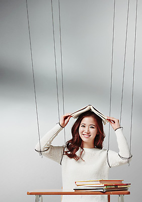 JPG 편집이미지 여자 대학생 한명 성인 책 한국인 책상 합성 마리오네트 꼭두각시 편집실사 1 학생 인형 가구 사람 동양인 CG 파일형식