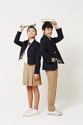 포토 JPG 스튜디오촬영 전신 여학생 여자 남자 교복 남학생 허리손 운동화 중학생 청소년 실내 서기 두명 옆모습 책 한국인 등맞대기 흰배경 여중생 십대만 남중생 놓기 국내포토 학생 옷 뷰포인트 포즈 백그라운드 신발 모션 사람 동양인 내부 흰색 파일형식