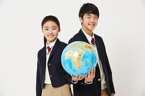 포토 JPG 스튜디오촬영 여학생 여자 남자 교복 남학생 중학생 청소년 실내 서기 미소 들기 상반신 두명 옆모습 지구본 한국인 흰배경 여중생 십대만 남중생 국내포토 학생 옷 뷰포인트 모션 표정 사람 동양인 내부 흰색 파일형식 컬러 인종