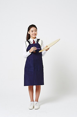 포토 JPG 스튜디오촬영 전신 여학생 여자 교복 운동화 중학생 청소년 색연필 실내 미술 한명 서기 미소 들기 앞모습 앞치마 한국인 팔레트 흰배경 여중생 화가 미술교육 십대여자한명만 국내포토 직업 1 학생 옷 교육 뷰포인트 백그라운드 신발 모션 문화예술 학용품 표정 사람 동양인 내부 흰색 여자한명만 십대여자만 파일형식