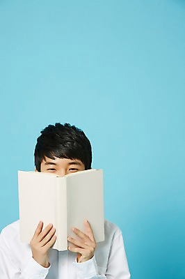포토 JPG 스튜디오촬영 남자 남학생 와이셔츠 중학생 청소년 실내 한명 들기 상반신 앞모습 책 독서 한국인 파란배경 입가림 눈웃음 십대남자한명만 남중생 국내포토 1 학생 뷰포인트 백그라운드 셔츠 모션 표정 사람 동양인 내부 파란색 가림 남자한명만 십대남자만 파일형식