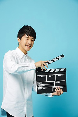포토 JPG 스튜디오촬영 남자 남학생 와이셔츠 중학생 청소년 실내 한명 미소 들기 상반신 옆모습 한국인 클래퍼보드 파란배경 십대남자한명만 남중생 국내포토 1 학생 뷰포인트 셔츠 모션 표정 사람 동양인 내부 파란색 남자한명만 십대남자만 파일형식 컬러 상의 인종 남자만 십대만 옷