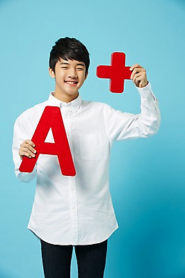 포토 JPG 스튜디오촬영 남자 남학생 와이셔츠 중학생 청소년 실내 한명 서기 미소 들기 상반신 앞모습 한국인 청바지 파란배경 에이플러스 십대남자한명만 남중생 국내포토 1 학생 뷰포인트 셔츠 바지 모션 표정 사람 동양인 내부 파란색 점수 남자한명만 십대남자만 파일형식 컬러 상의 하의 인종 남자만 십대만 옷