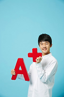 포토 JPG 스튜디오촬영 남자 남학생 와이셔츠 중학생 청소년 실내 한명 미소 들기 상반신 옆모습 한국인 파란배경 에이플러스 십대남자한명만 남중생 국내포토 1 학생 뷰포인트 셔츠 모션 표정 사람 동양인 내부 파란색 점수 남자한명만 십대남자만 파일형식 컬러 상의 인종 남자만 십대만 옷