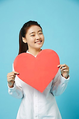 포토 JPG 스튜디오촬영 여학생 여자 와이셔츠 중학생 청소년 실내 한명 미소 들기 상반신 앞모습 한국인 하트 여중생 파란배경 하트프레임 십대여자한명만 국내포토 모양 1 학생 뷰포인트 셔츠 모션 프레임 표정 사람 동양인 내부 파란색 여자한명만 십대여자만 파일형식 컬러 상의 인종 여자만 십대만 옷