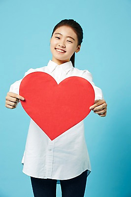 포토 JPG 스튜디오촬영 여학생 여자 와이셔츠 중학생 청소년 실내 한명 서기 미소 들기 상반신 앞모습 한국인 청바지 하트 여중생 파란배경 하트프레임 십대여자한명만 국내포토 모양 1 학생 뷰포인트 셔츠 바지 모션 프레임 표정 사람 동양인 내부 파란색 여자한명만 십대여자만 파일형식 컬러 상의 하의 인종 여자만 십대만 옷