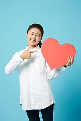 포토 JPG 스튜디오촬영 여학생 여자 와이셔츠 중학생 청소년 실내 한명 서기 미소 들기 상반신 앞모습 한국인 청바지 하트 가리킴 여중생 파란배경 하트프레임 십대여자한명만 국내포토 모양 1 학생 뷰포인트 셔츠 바지 모션 프레임 표정 사람 동양인 손짓 내부 파란색 여자한명만 십대여자만 파일형식 컬러 상의 하의 인종 여자만 십대만 옷