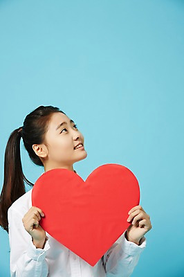 포토 JPG 스튜디오촬영 여학생 여자 와이셔츠 중학생 청소년 실내 한명 들기 상반신 앞모습 한국인 올려보기 하트 여중생 파란배경 하트프레임 십대여자한명만 국내포토 모양 1 학생 뷰포인트 셔츠 모션 프레임 사람 동양인 내부 파란색 여자한명만 십대여자만 파일형식 컬러 상의 인종 여자만 십대만 옷