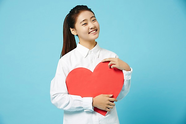 포토 JPG 스튜디오촬영 여학생 여자 와이셔츠 안기 중학생 청소년 실내 한명 미소 들기 상반신 앞모습 한국인 하트 여중생 파란배경 하트프레임 십대여자한명만 국내포토 모양 1 학생 뷰포인트 셔츠 모션 프레임 표정 사람 동양인 내부 파란색 여자한명만 십대여자만 파일형식 컬러 상의 인종 여자만 십대만 옷
