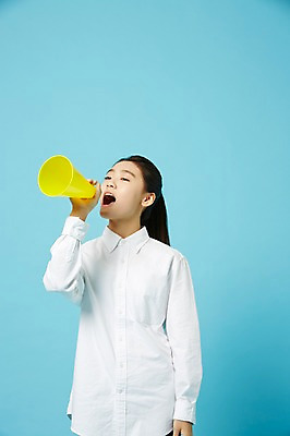 포토 JPG 스튜디오촬영 여학생 여자 와이셔츠 중학생 청소년 실내 한명 들기 상반신 앞모습 확성기 외침 한국인 여중생 파란배경 십대여자한명만 국내포토 1 학생 뷰포인트 셔츠 모션 사람 동양인 내부 파란색 소리 여자한명만 십대여자만 파일형식 컬러 상의 인종 여자만 십대만 옷