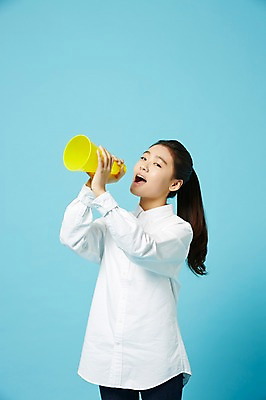 포토 JPG 스튜디오촬영 여학생 여자 와이셔츠 중학생 청소년 실내 한명 서기 들기 상반신 앞모습 확성기 외침 한국인 청바지 여중생 파란배경 십대여자한명만 국내포토 1 학생 뷰포인트 셔츠 바지 모션 사람 동양인 내부 파란색 소리 여자한명만 십대여자만 파일형식 컬러 상의 하의 인종 여자만 십대만 옷