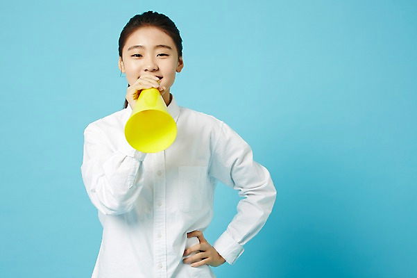포토 JPG 스튜디오촬영 여학생 여자 허리손 와이셔츠 중학생 청소년 실내 한명 들기 상반신 앞모습 확성기 외침 한국인 여중생 파란배경 십대여자한명만 국내포토 1 학생 뷰포인트 포즈 셔츠 모션 사람 동양인 내부 파란색 소리 여자한명만 십대여자만 파일형식 컬러 상의 인종 여자만 십대만 옷