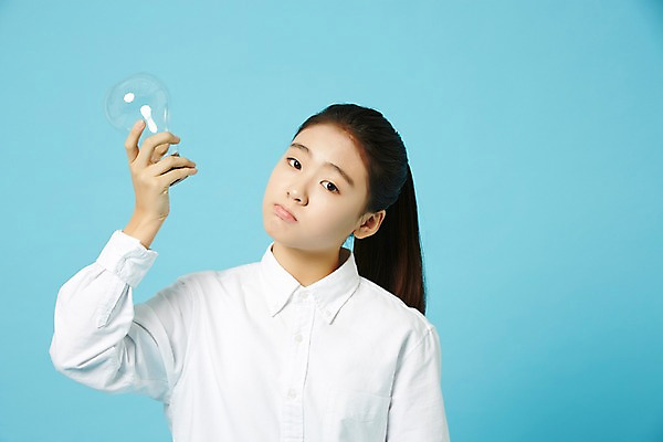 포토 JPG 스튜디오촬영 여학생 여자 와이셔츠 전구 중학생 청소년 실내 한명 들기 상반신 앞모습 한국인 여중생 파란배경 십대여자한명만 국내포토 1 학생 뷰포인트 셔츠 모션 사람 동양인 내부 파란색 여자한명만 십대여자만 파일형식 컬러 상의 인종 여자만 십대만 옷