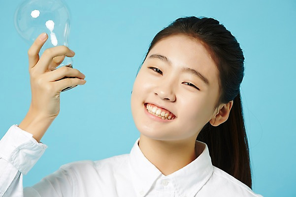 포토 JPG 스튜디오촬영 여학생 여자 와이셔츠 전구 중학생 청소년 실내 한명 미소 들기 상반신 앞모습 한국인 여중생 파란배경 십대여자한명만 국내포토 1 학생 뷰포인트 셔츠 모션 표정 사람 동양인 내부 파란색 여자한명만 십대여자만 파일형식 컬러 상의 인종 여자만 십대만 옷